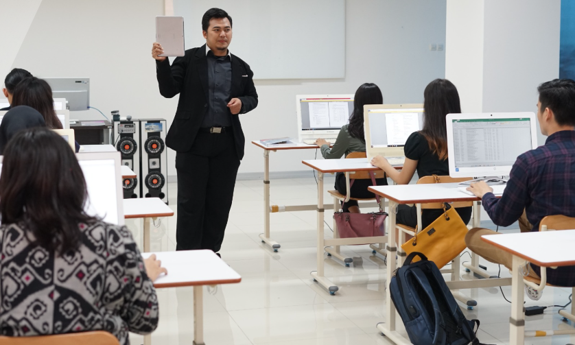 UNM Ciptakan Lulusan yang Siap Bersaing di Dunia Kerja melalui Program IEP