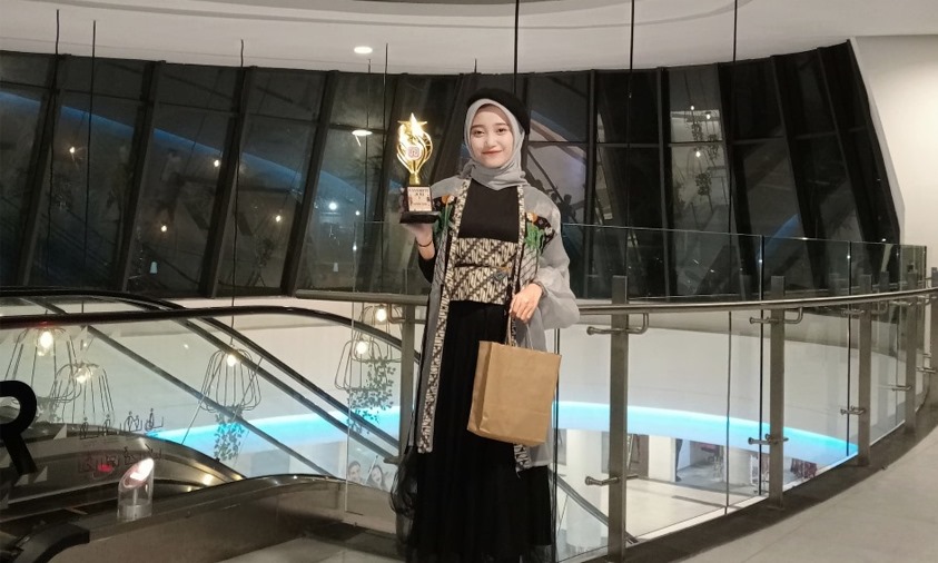 Nirmala Nursintana Harumkan Nama Universitas BSI Pontianak di Ajang Fashion Show “Etnik Look”