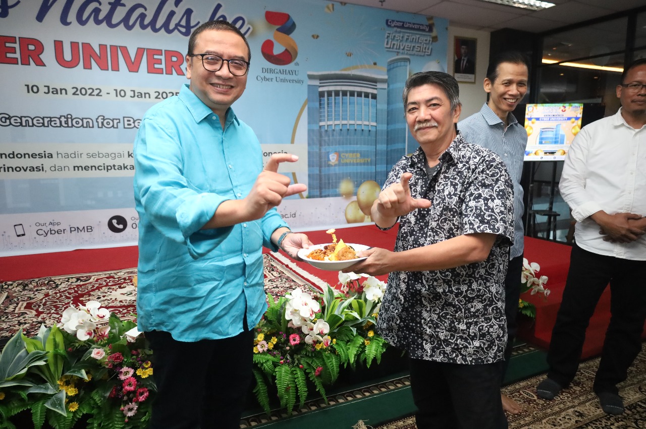 Pesta Tiga Tahun Milad Cyber University: Tumpeng Dipotong, Harapan Melompat Lebih Tingg