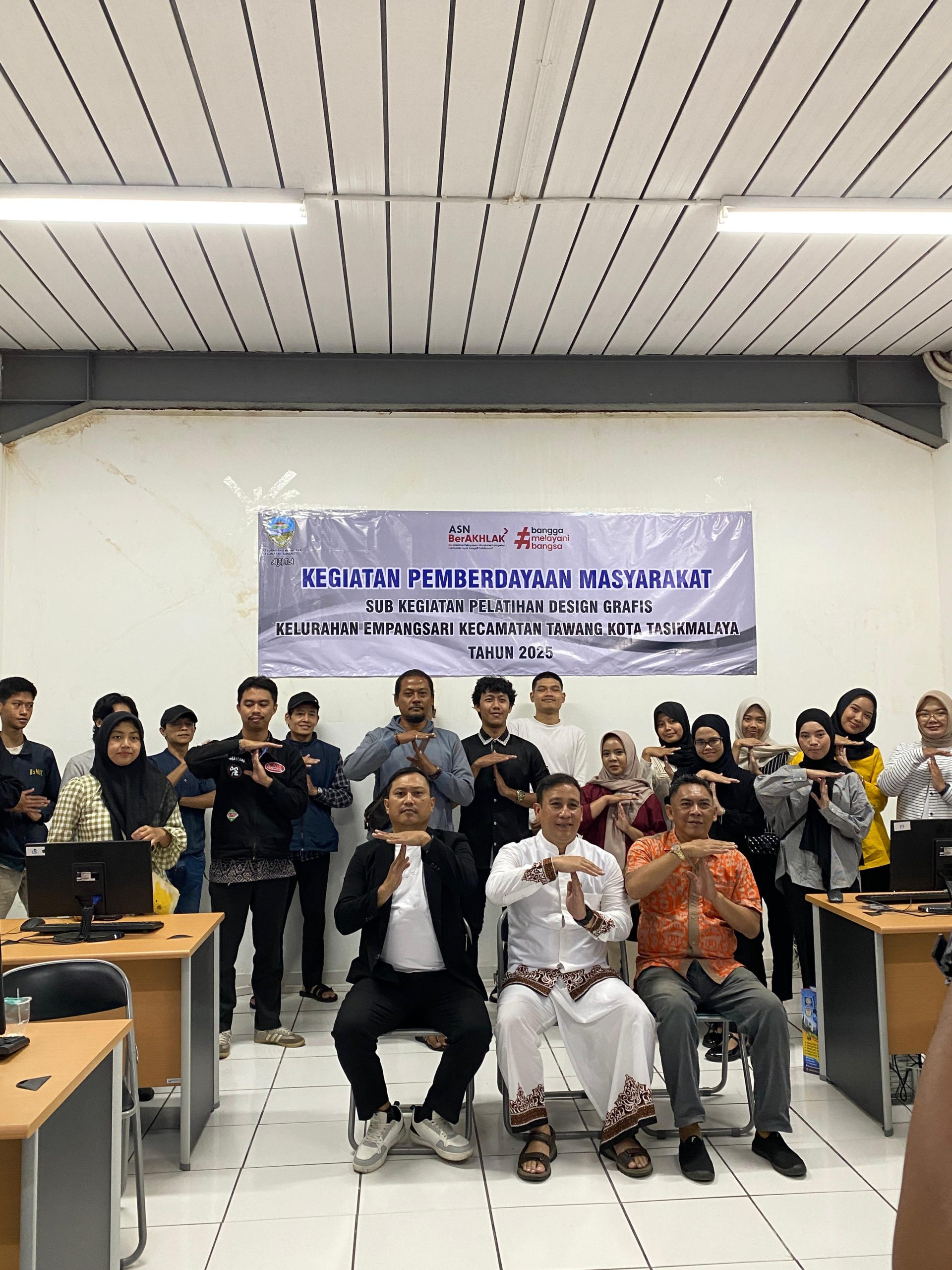 PEMBERDAYAAN MASYARAKAT SUB KEGIATAN PELATIHAN DESIGN GRAFIS KELURAHAN EMPANG SARI, TAWANG KOTA TASIKMALAYA TAHUN 2025