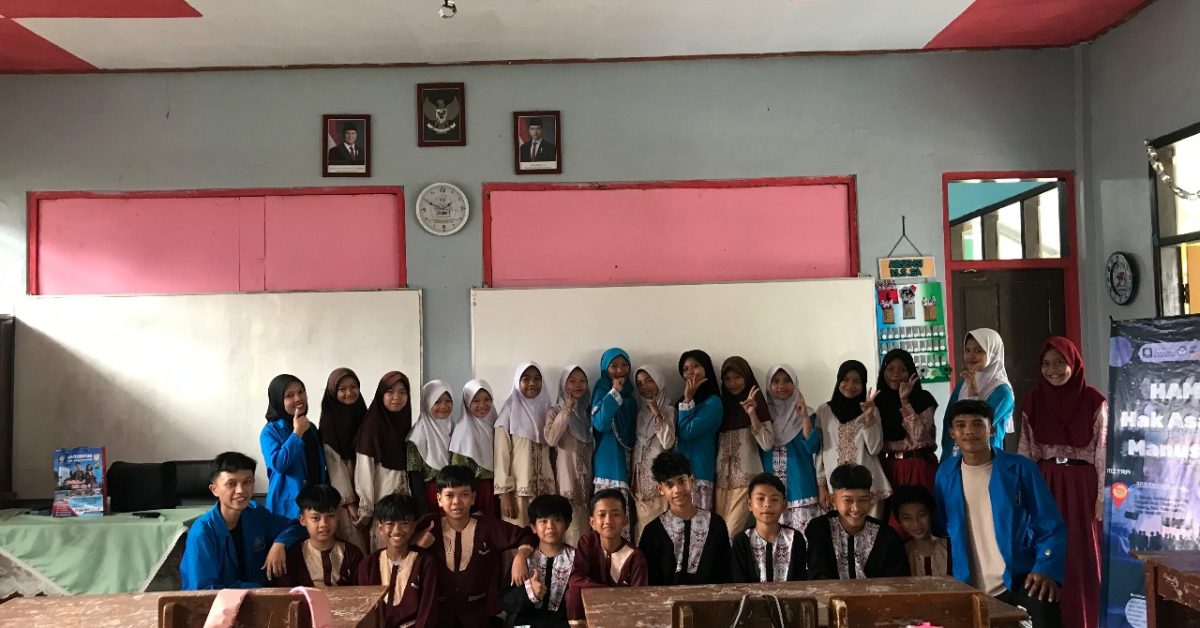 Mahasiswa Universitas Bina Sarana Informatika (UBSI) melakukan kegiatan sosialisasi dengan tema “Hak Asasi Manusia” di SD Negeri Pahlawan Kota Tasikmalaya