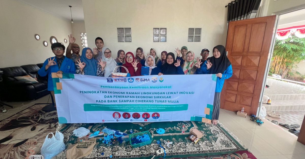 Pelatihan Pembuatan Handicraft Dari Sampah Plastik: Kreativitas Ramah Lingkungan Bersama Bank Sampah Tunas Mulia Ciherang