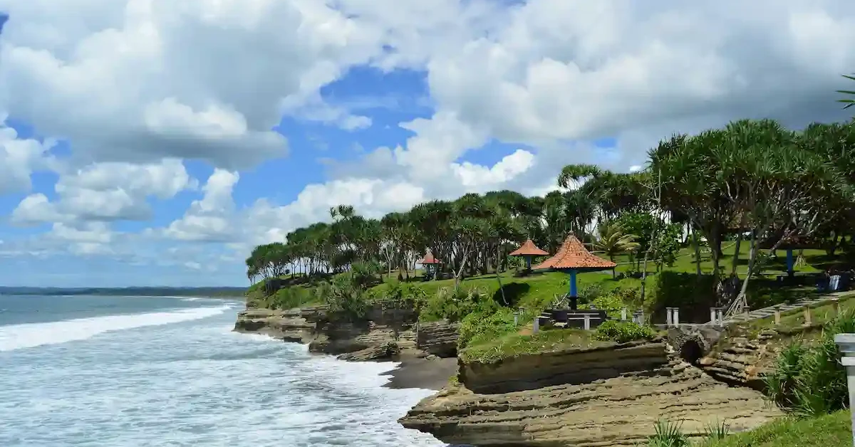 Temukan Sensasi Berbeda di Pantai Batu Hiu, Surga Tersembunyi di Pangandaran
