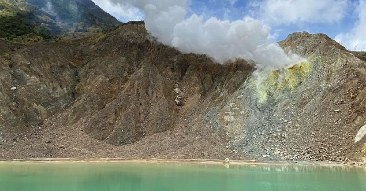 Pesona Kawah Baru Gunung Papandayan