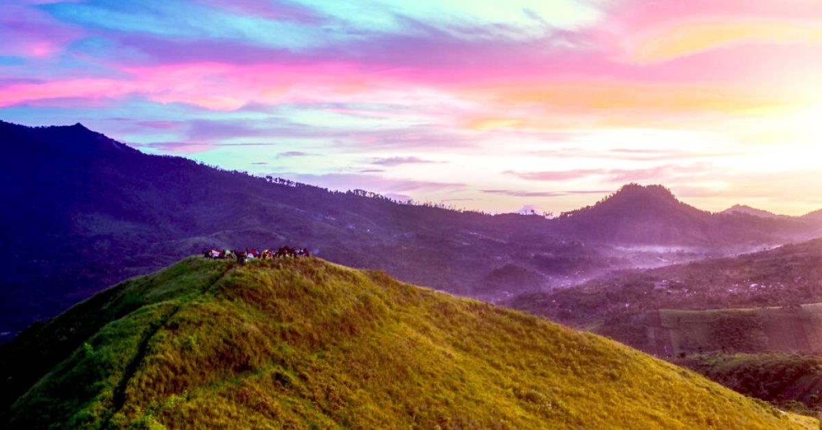Menjelajah Keindahan Perbukitan Hijau Yang Mempesona
