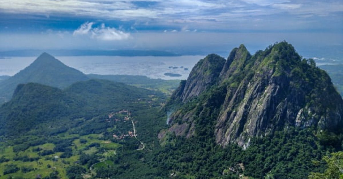 Menaklukkan Gunung Bongkok: Pesona Alam Perbatasan Tasikmalaya-Ciamis