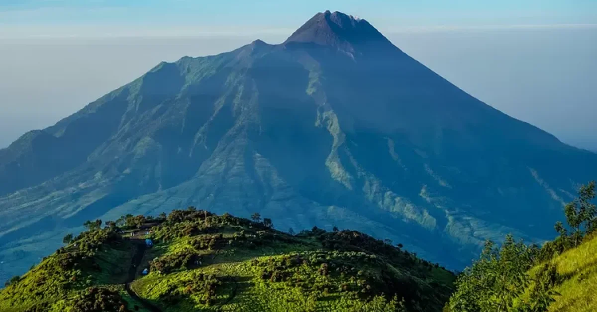 Keindahan dan Pesona Gunung Cikuray: Menjelajahi Puncak Tertinggi di Garut