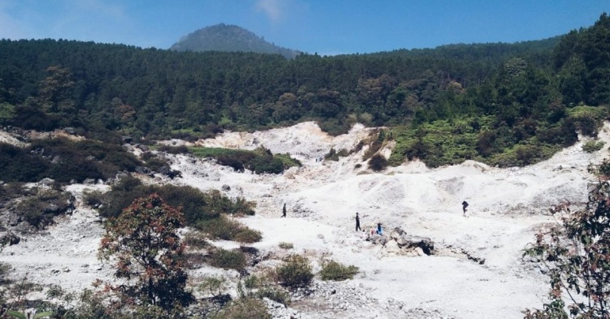 Pesona Eksotis Kawah Karaha Bodas: Ketenangan di Perbatasan Tasikmalaya