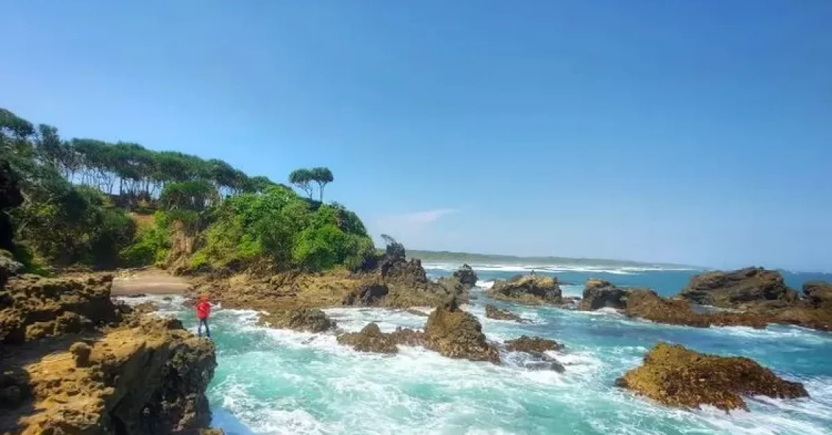 Menjelajahi Keindahan Pantai Karang Tawulan: Tanah Lot-nya Jawa Barat
