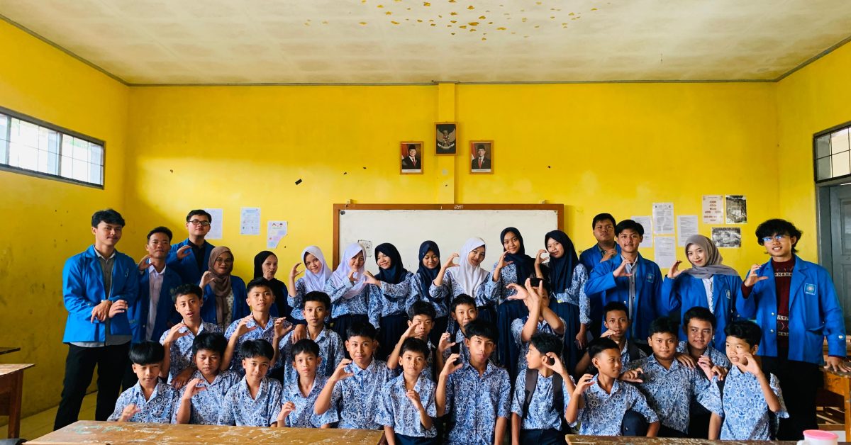 Belajar Presentasi Efektif: Siswa SMP Antusias Kembangkan Kemampuan Komunikasi