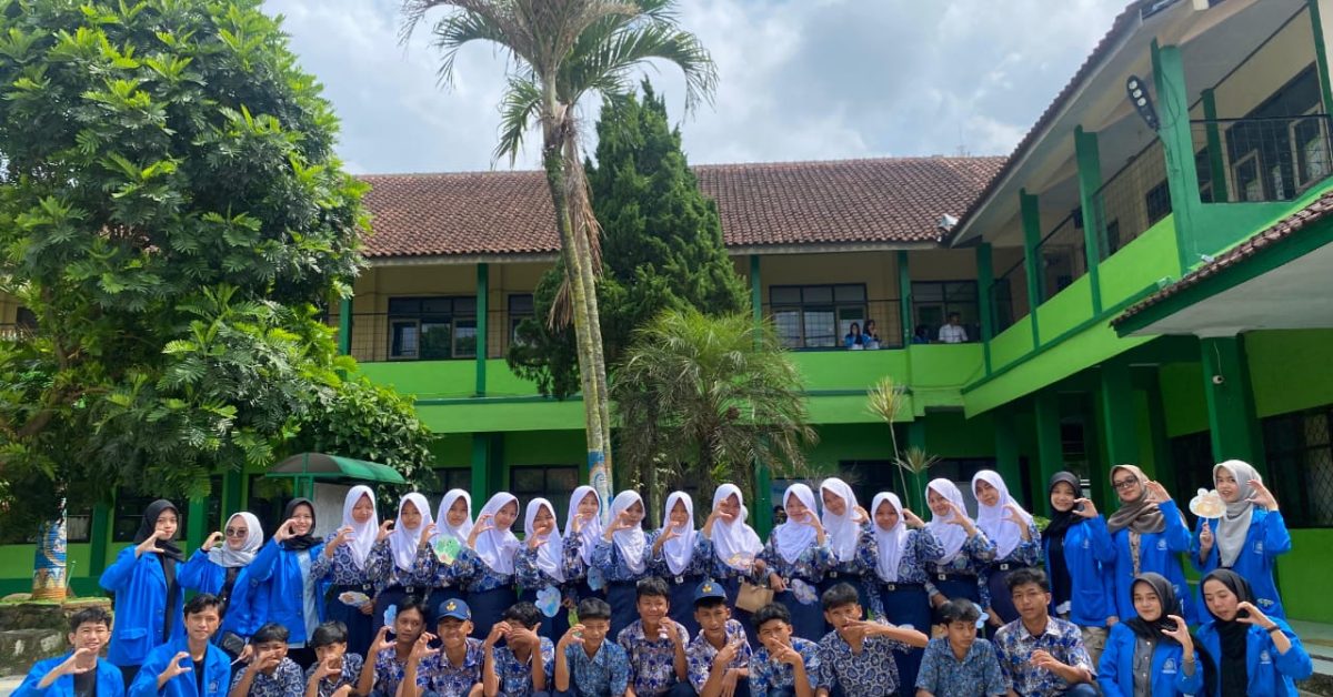 Mahasiswa UBSI Kembangkan Kreativitas Digital Siswa SMP 1 Cihaur Beuti Melalui Pelatihan Desain Grafis Canva