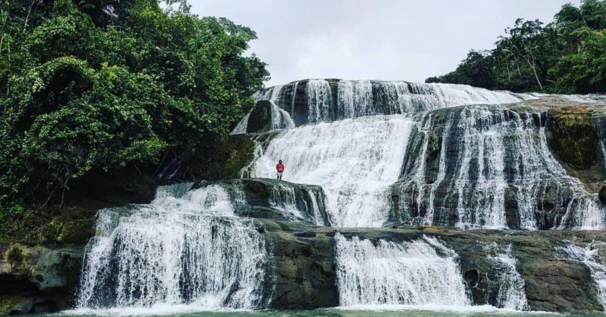 Curug Dengdeng: Pesona “Niagara Mini” yang Bertingkat di Selatan Tasikmalaya