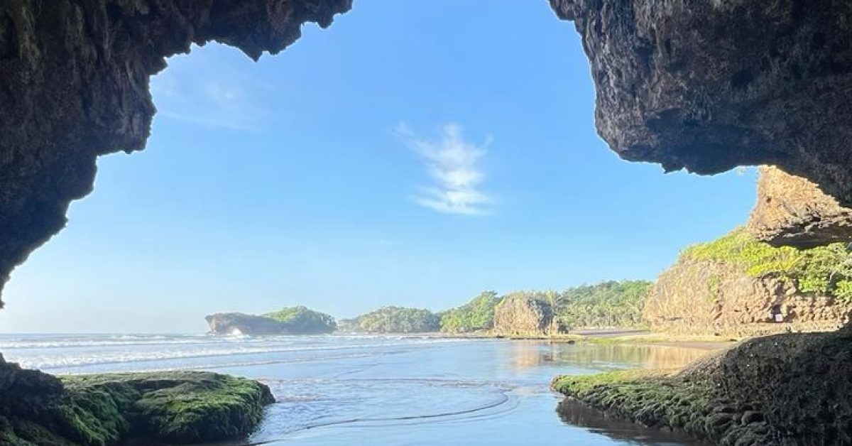 Madasari – Di Mana Gugusan Karang Memeluk Senja