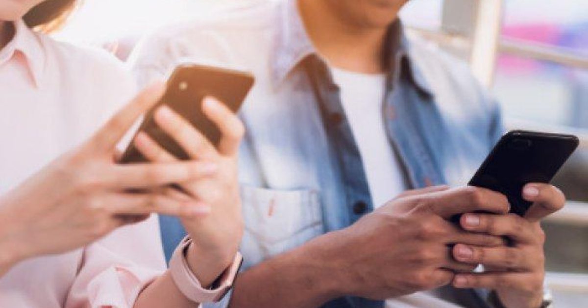Waspada ‘Text Neck’ dan ‘Gamer’s Thumb’: Mengenali dan Mencegah Cedera Regangan Berulang Akibat Kecanduan Gawai