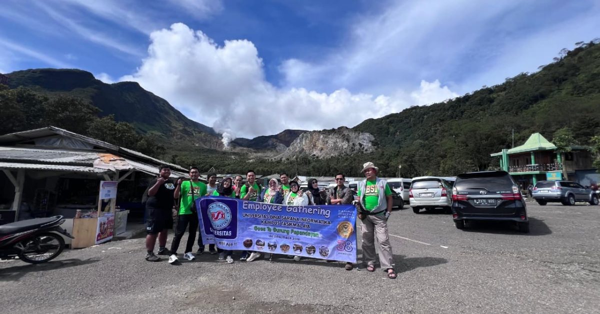 Employee Gathering BSI Tasikmalaya: Keseruan tak terlupakan Wisata Alam di Gunung Papandayan
