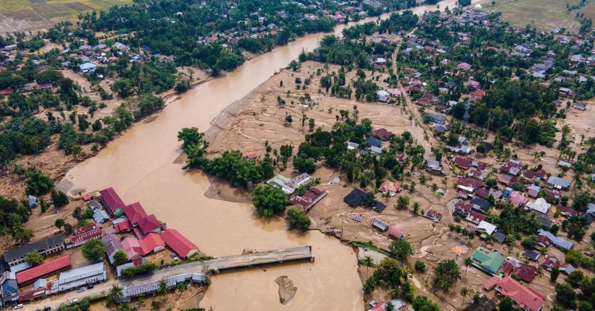 Sumatera Berduka: Jeritan Hulu Sungai di Tengah Banjir Bandang dan Misteri Kayu Gelondongan