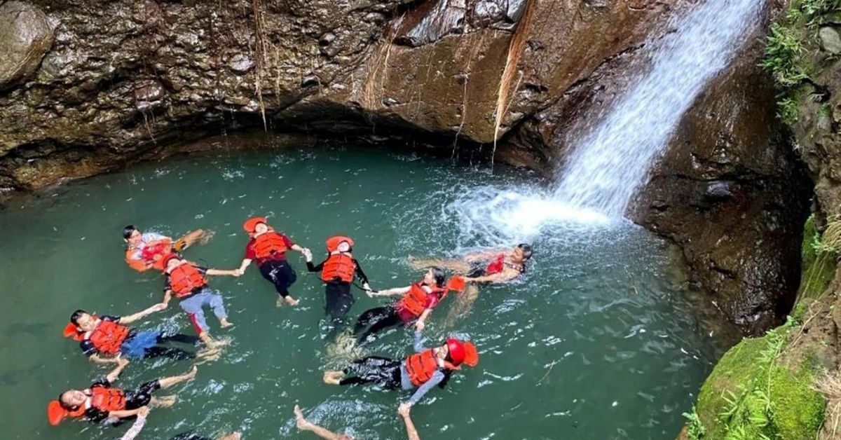 Sensasi Body Rafting di Kaki Gunung Sawal: Curug Panganten Ciamis Jadi Magnet Libur Panjang