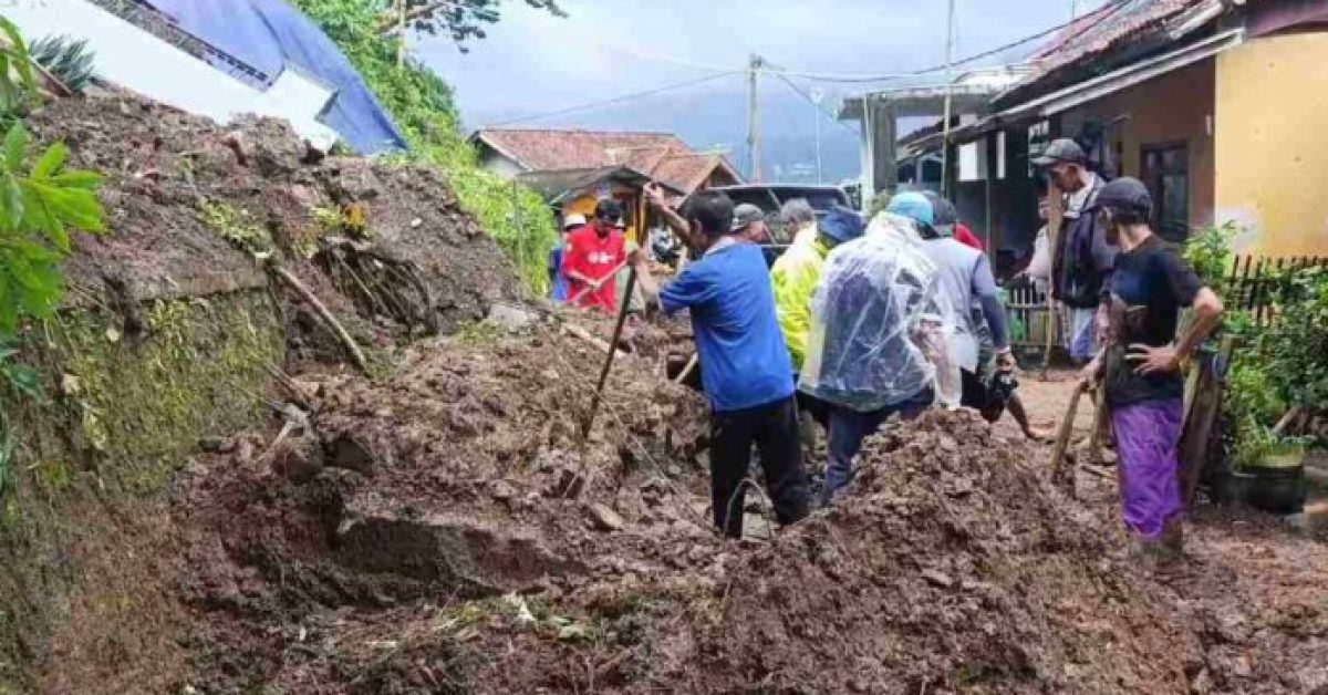Hujan Deras Picu Longsor TPT 10 Meter di Cipanas Sumedang, Akses Jalan Desa Terputus