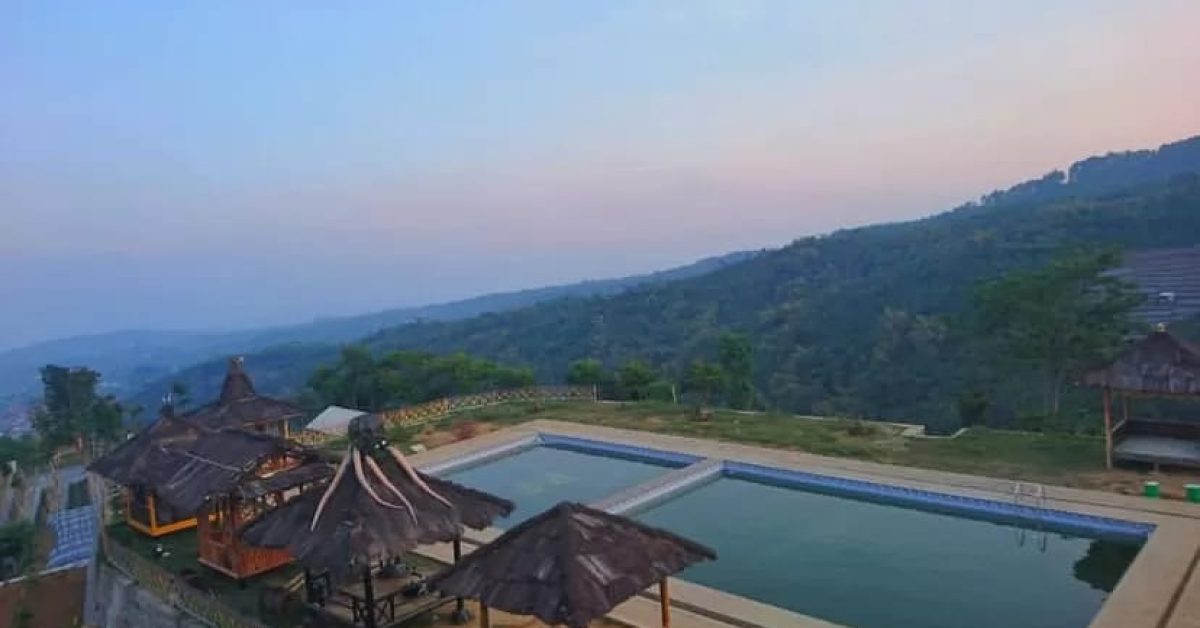 menghirup kebebasan di kolam atas awan puncak pelita tasikmalaya