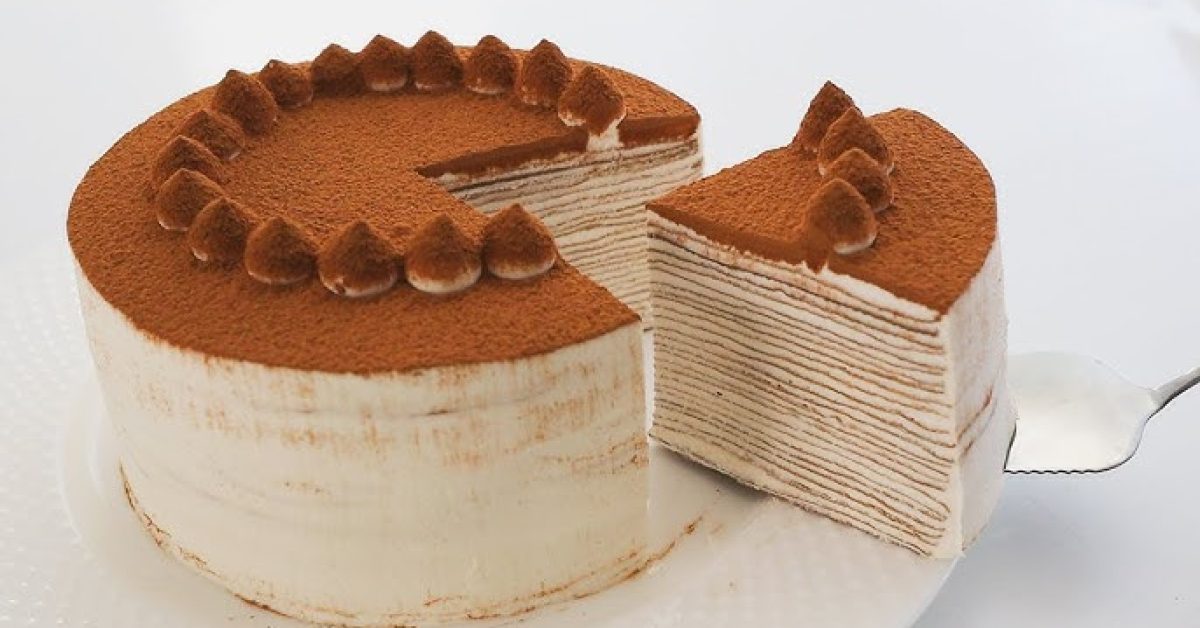 seni presisi dalam sepotong tiramisu mille crepes yang menawan