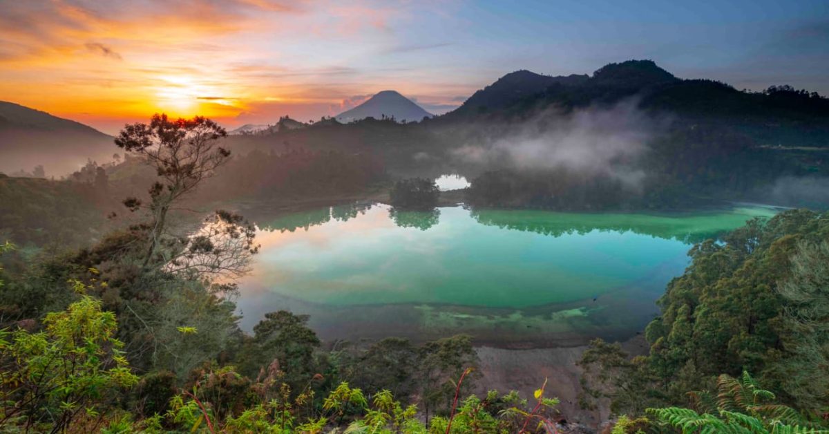 Menyaksikan Sihir Perubahan Warna di Kedalaman Telaga Warna Dieng
