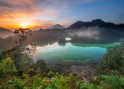 Menyaksikan Sihir Perubahan Warna di Kedalaman Telaga Warna Dieng