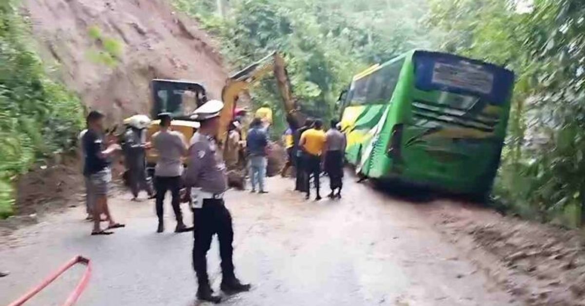 Abaikan Peringatan Longsor, Sebuah Bus Pariwisata Nyaris Terperosok ke Jurang di Salawu Tasikmalaya