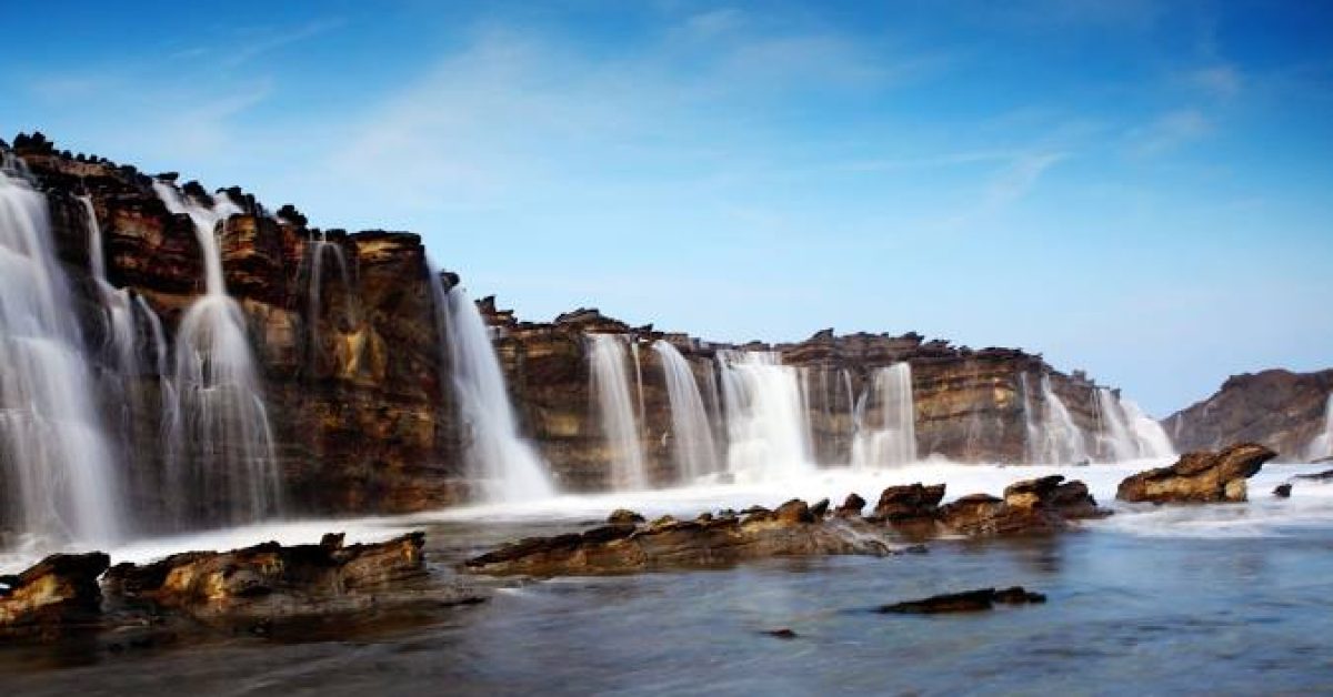 Menyapa Kemegahan “Gerbang Samudra”: Pantai Karang Taraje, Pesona Wisata Karang Tersembunyi di Lebak Banten