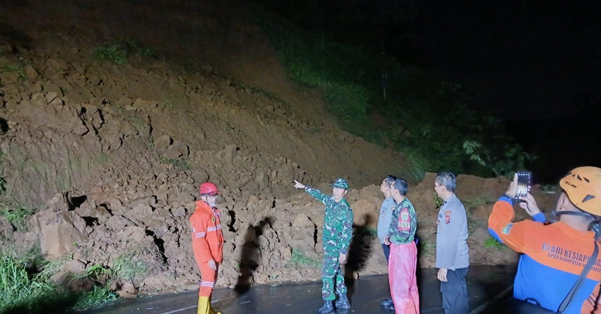 Akses Jalan Cisinga Lumpuh Total Akibat Longsor di Sukahening