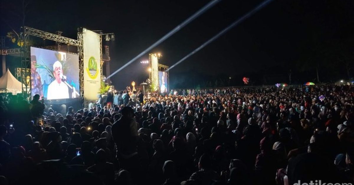 Duet KDM-Gus Muwafiq ‘Selami Gelapnya Malam’ di Tasikmalaya