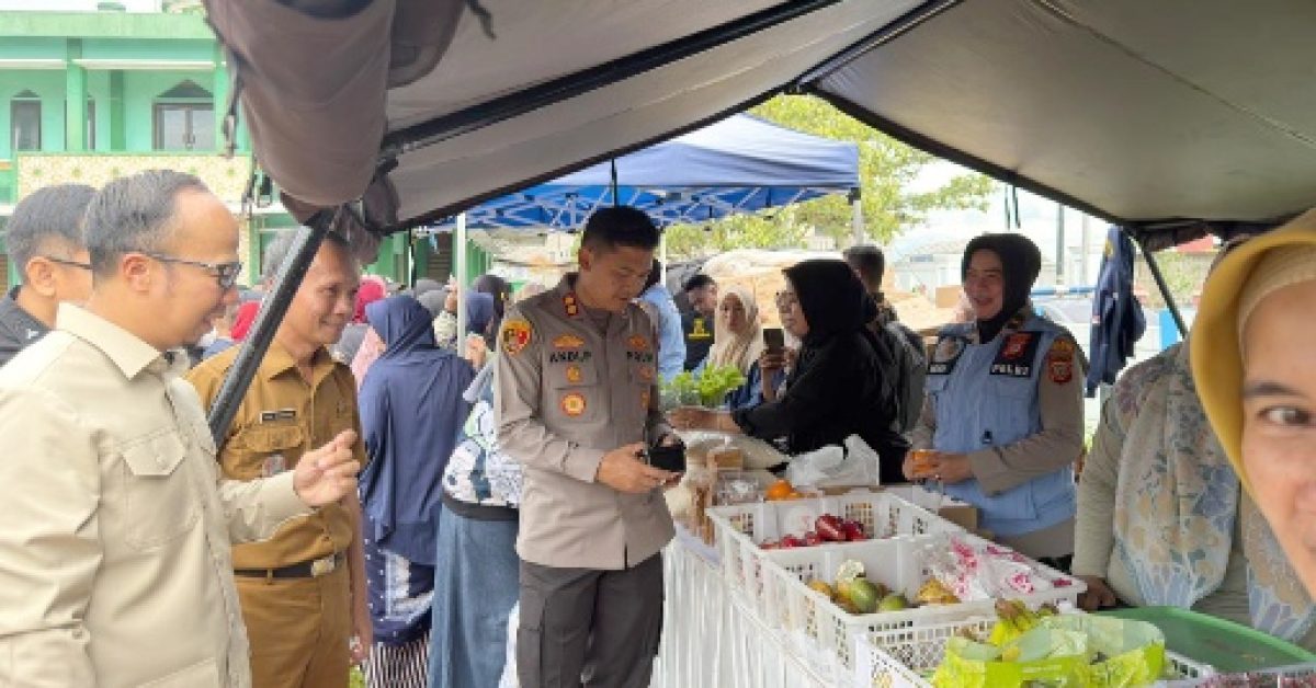 Polres Tasikmalaya Kota Bersinergi dengan Pemkot Tasikmalaya Gelar Gerakan Pangan Murah di Kecamatan Purbaratu