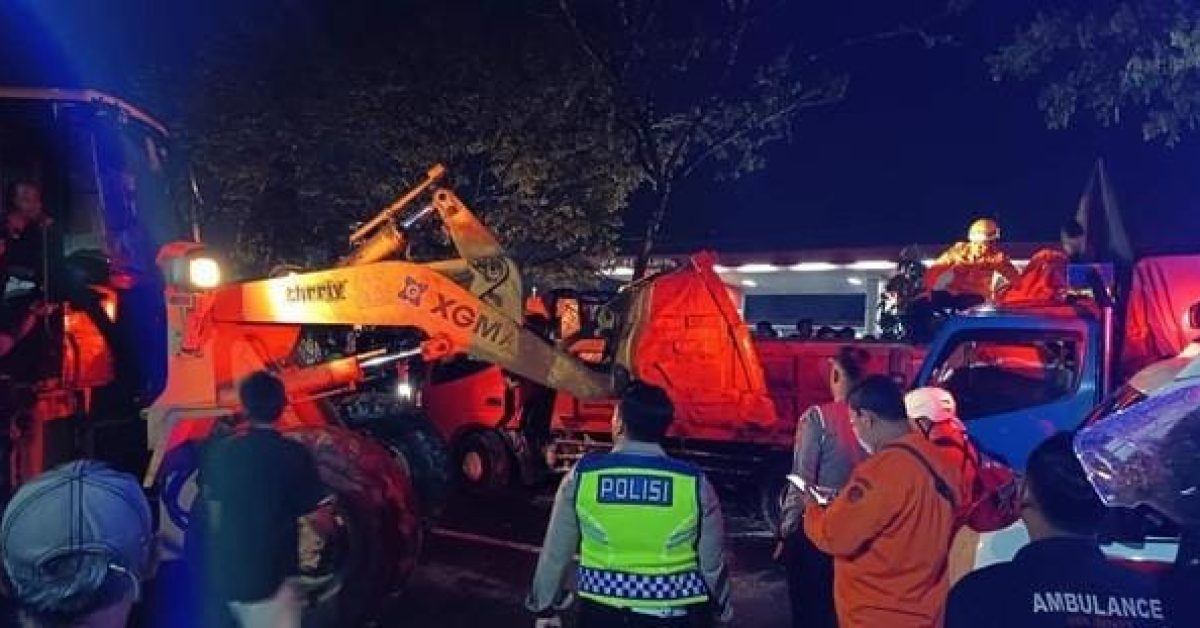 Sopir Terjepit di Kabin Dua Jam Usai Truk Buah Seruduk Truk Pasir