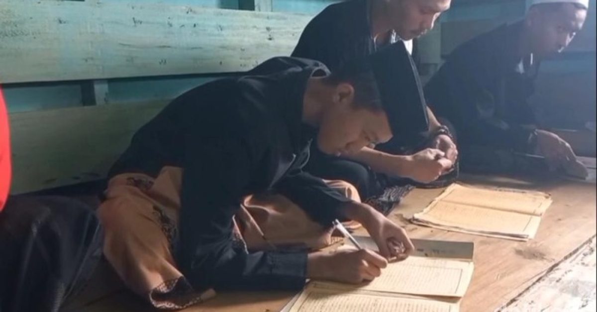 Cara Pelajar di Tasikmalaya Berburu Berkah Lewat Kitab Kuning
