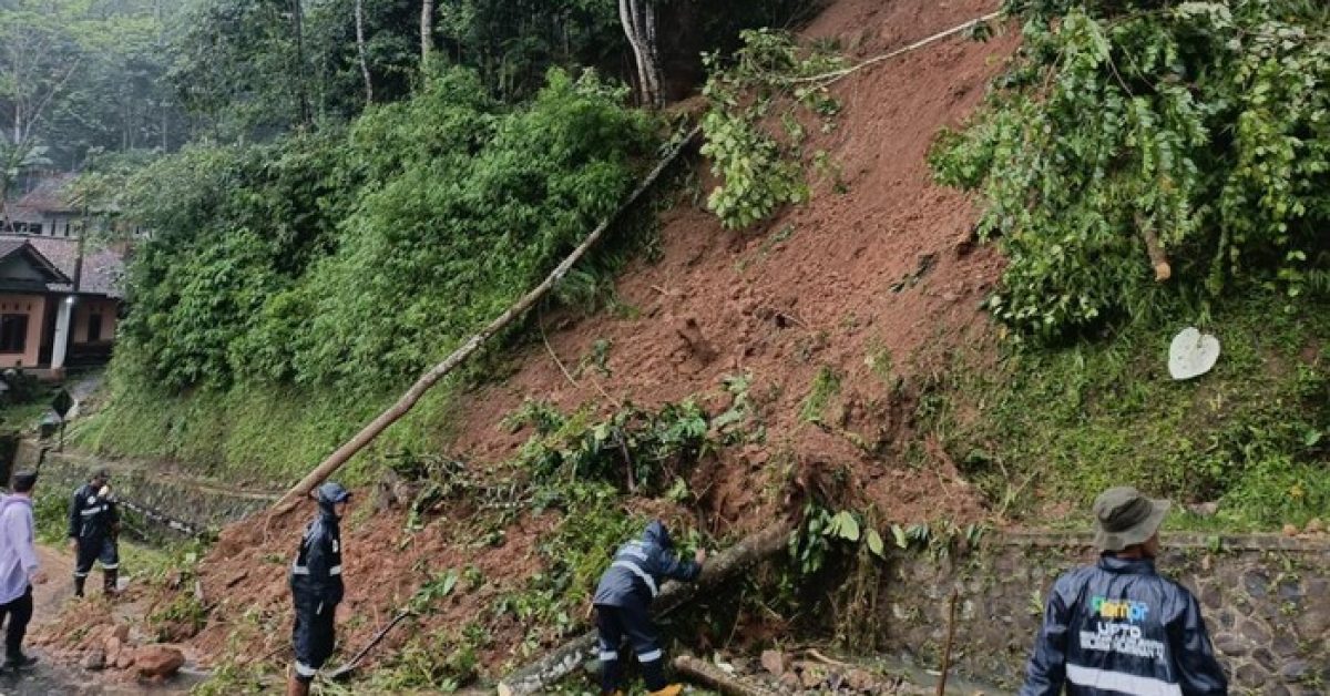 Tebing 10 Meter Longsor di Salawu, Jalur Tasik-Garut Terhambat