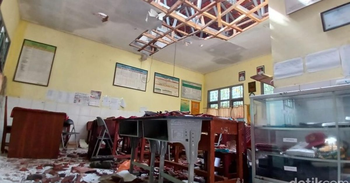 Pohon Tumbang Timpa SDN Margamulya Tasikmalaya, 4 Guru Terluka