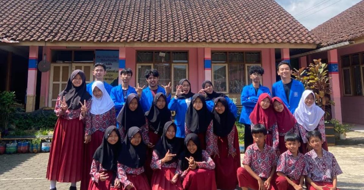 Mahasiswa BSI Gelar Pengabdian Masyarakat di SDN Pamokolan: Edukasi Pentingnya Adab Sesama Manusia
