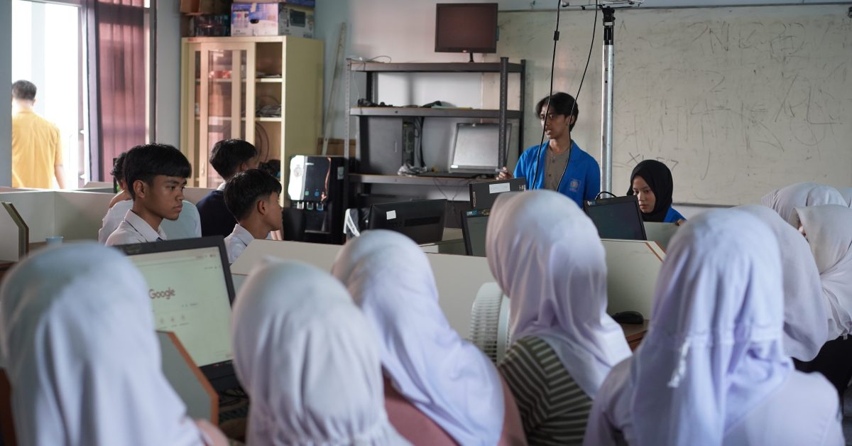 Kenalkan Teknologi AI, UBSI Kampus Tasikmalaya Adakan Workshop Chatbot Telegram di SMAN 1 Cineam