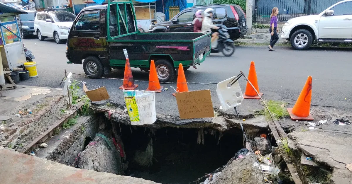 Trotoar Jalan Empang Belum Diperbaiki, Warga Soroti Keselamatan Pejalan Kaki