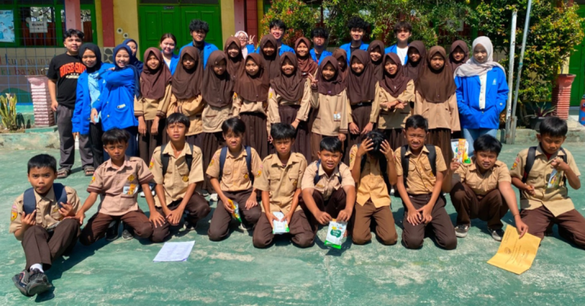 Tanamkan Karakter Sejak Dini, Mahasiswa UBSI Kampus Tasikmalaya Gelar Sosialisasi “Gotong Royong Bersama Kita Hebat” di SDN Gunungbatu