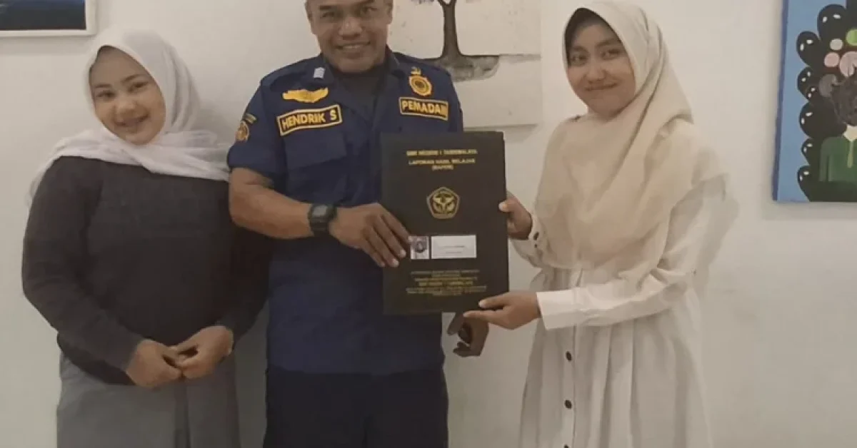 Aksi Humanis Damkar Tasikmalaya, Dampingi Siswi Yatim Terima Rapor