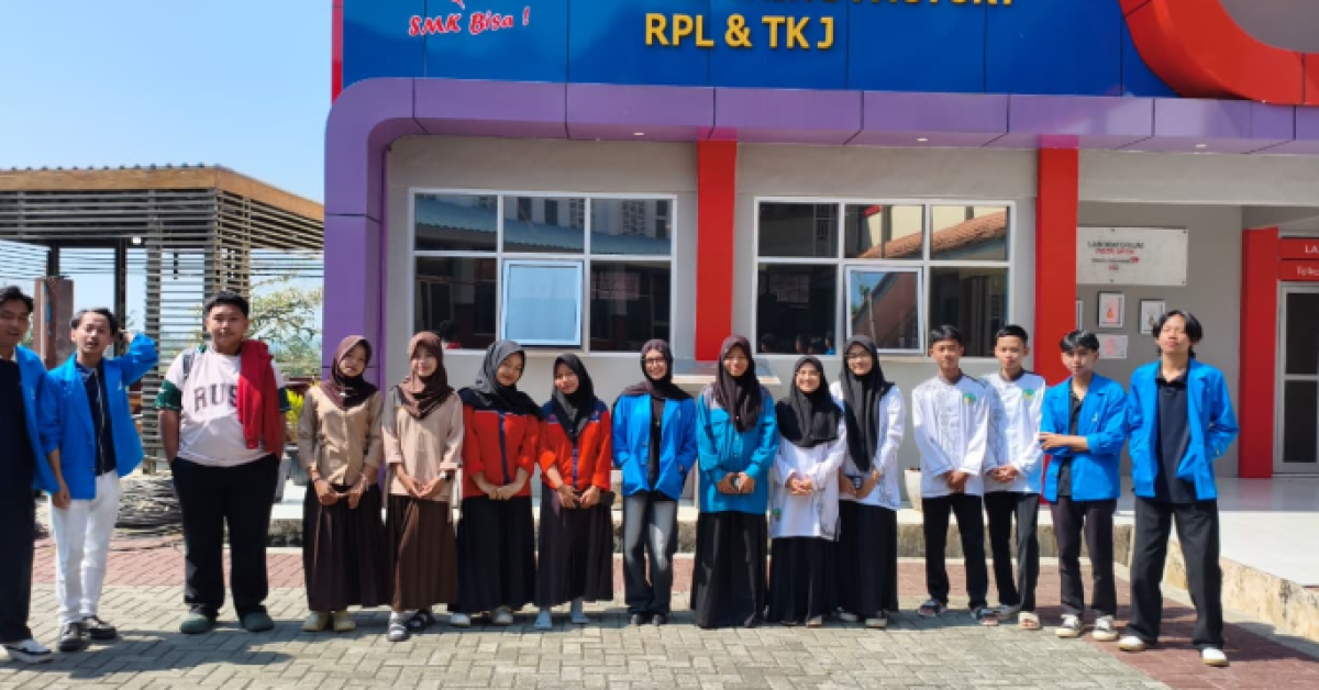 Mahasiswa Universitas BSI Tasikmalaya Edukasi Siswa SMK YPC tentang Pentingnya Bangga Produk Lokal di Tengah Tantangan Ekonomi