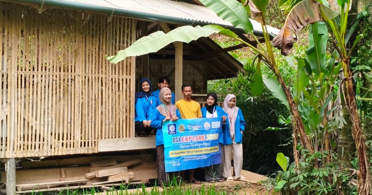 Kunjungi Peternakan Ayam Petelur, Tim BSI Explore 2026 Gali Potensi Usaha Masyarakat