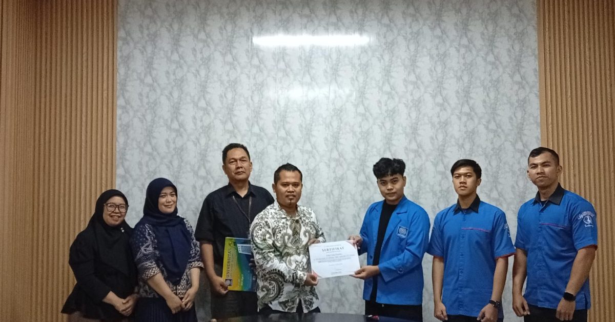 Mahasiswa Universitas BSI Serahkan Aplikasi PedasMart untuk Dukung Digitalisasi Penjualan PT Cahaya Riang Galunggung