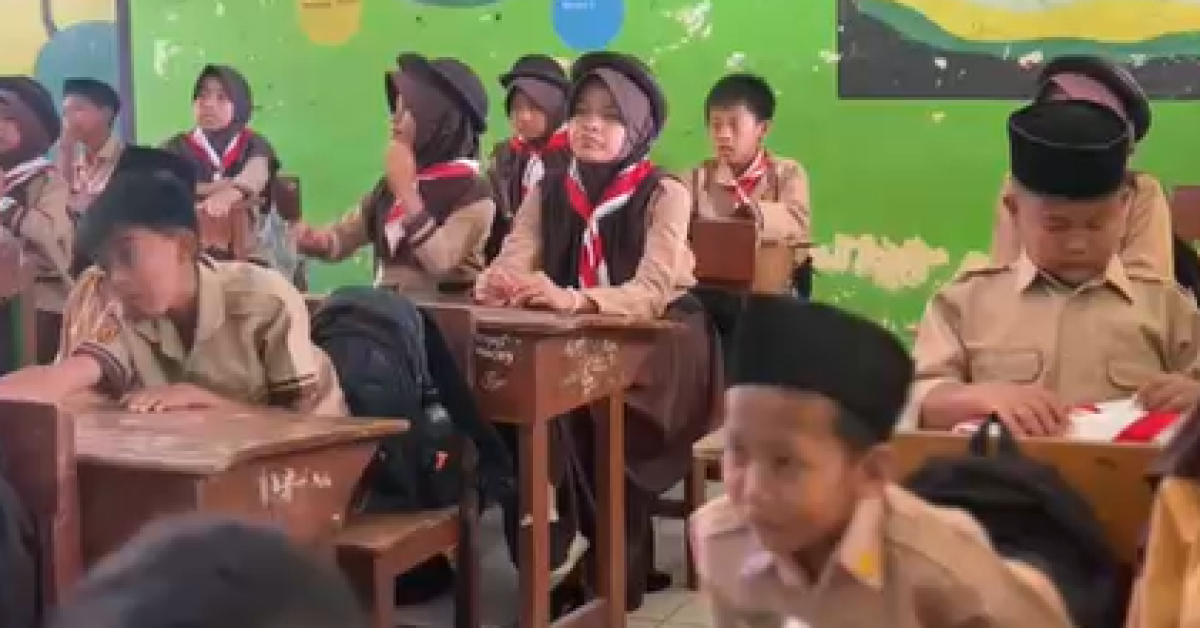 Siswa Kelas 6 SDN 3 Cisayong Antusias Belajar Bahasa Inggris Bersama Mahasiswa BSI Explore