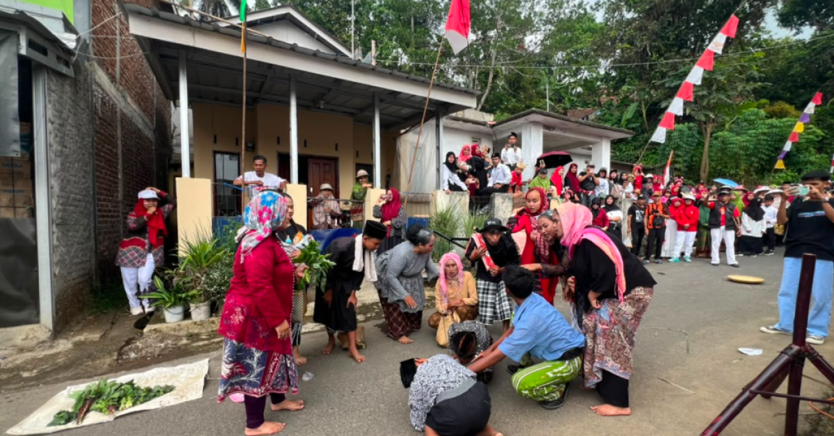 Angkat Tema Masa Penjajahan, RW 5 Raih Juara Karnaval Pembangunan Desa Santanamekar