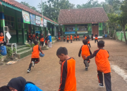 Bermain Bola, Tim BSI Explore Ciptakan Keseruan di Kelas 3 SDN 3 Cisayong