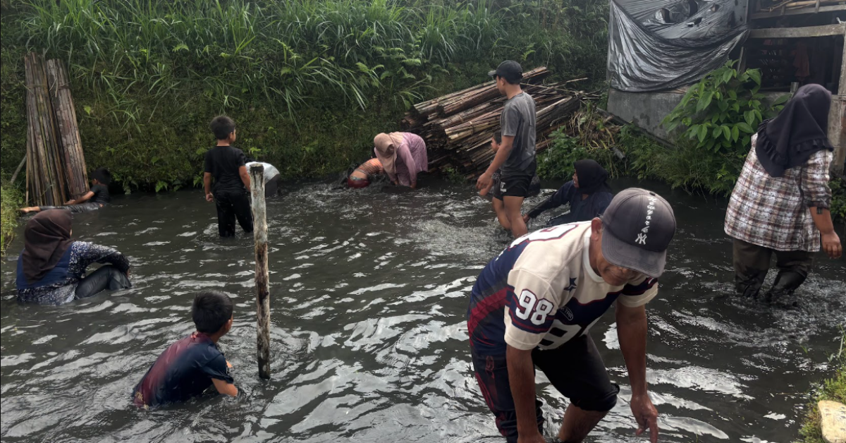 Ngobeng Meriahkan Minggu Pagi di Santanamekar, Warga dan Peserta Camp Turun ke Kolam