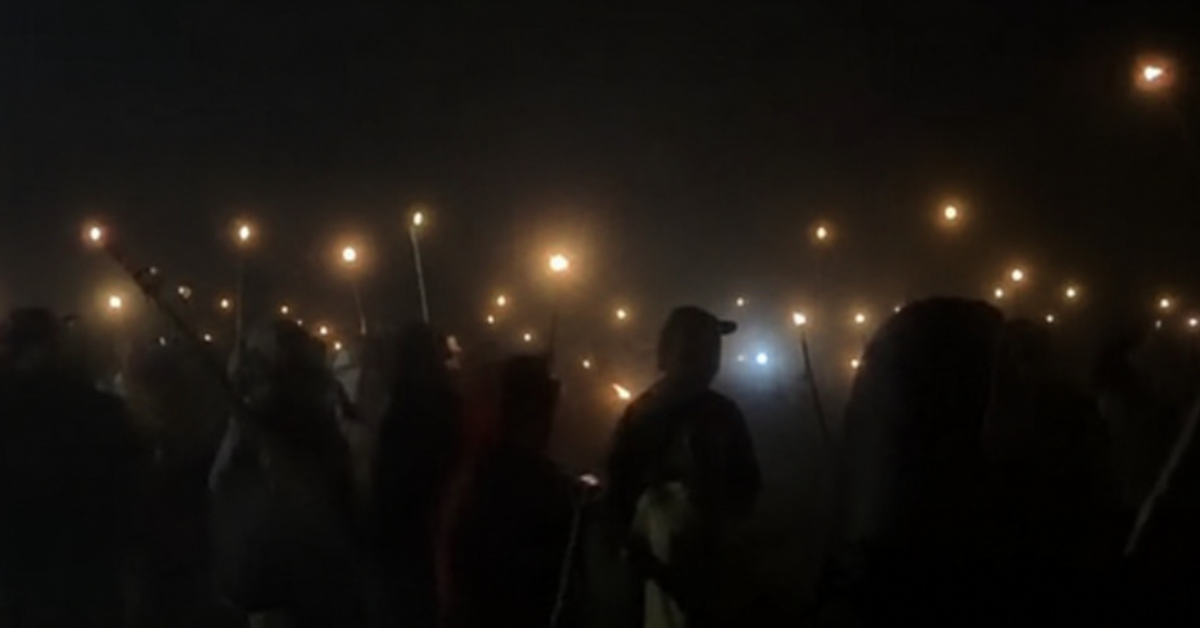 Pawai Obor Meriahkan Malam Camp Santanamekar Bersama Warga