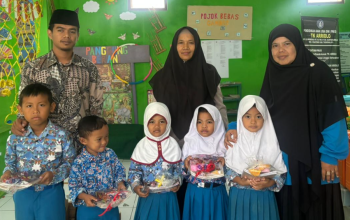 Tinggalkan Kenangan, Tim BSI Explore Bagikan ATK kepada Murid TK Ar-Ridlo