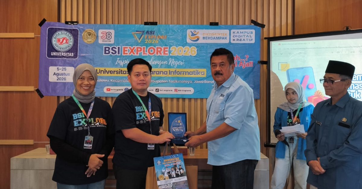 Akhiri Program di Desa Salawu, Tim BSI Explore 2026 Serahkan Kenang-Kenangan kepada Pihak Desa dan Sekolah